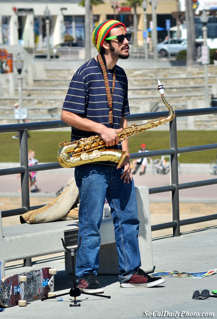 sax perfomer huntington beach pier